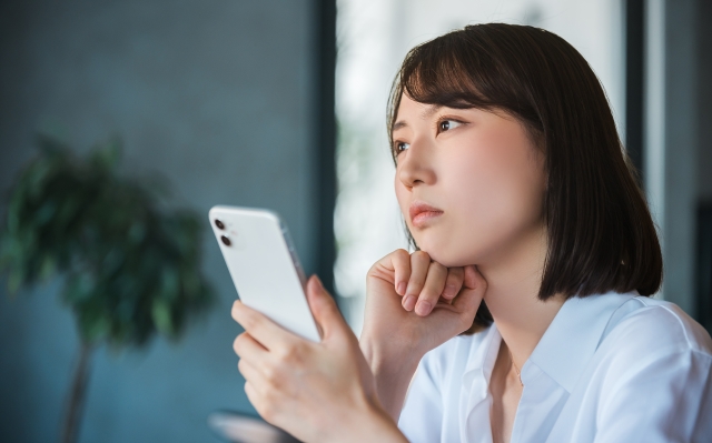 悩み顔の女性